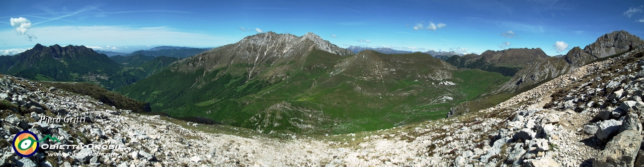 01 Panoramica dal Sentiero dei fiori verso il massiccio del Menna  .jpg